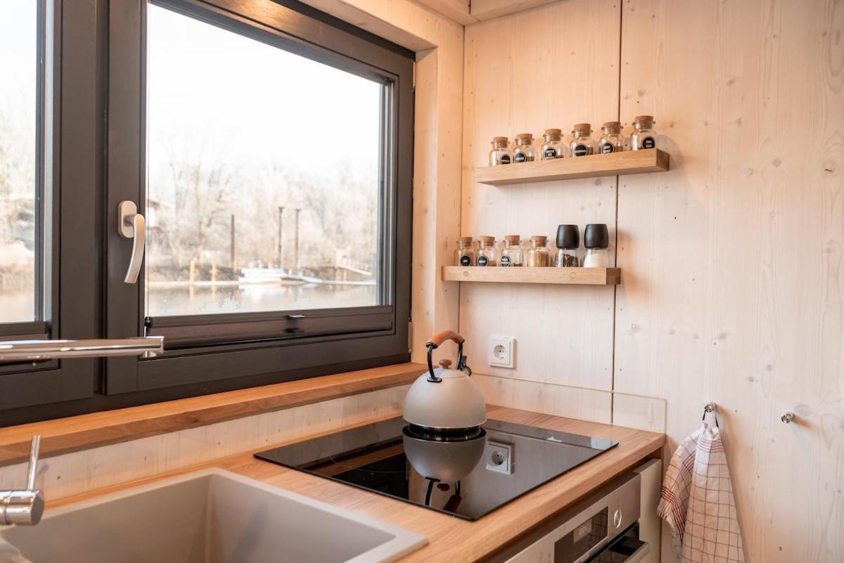 Geraeumige, Hochwertiges Hausboot Petite Mit Kamin Botel Hamburg