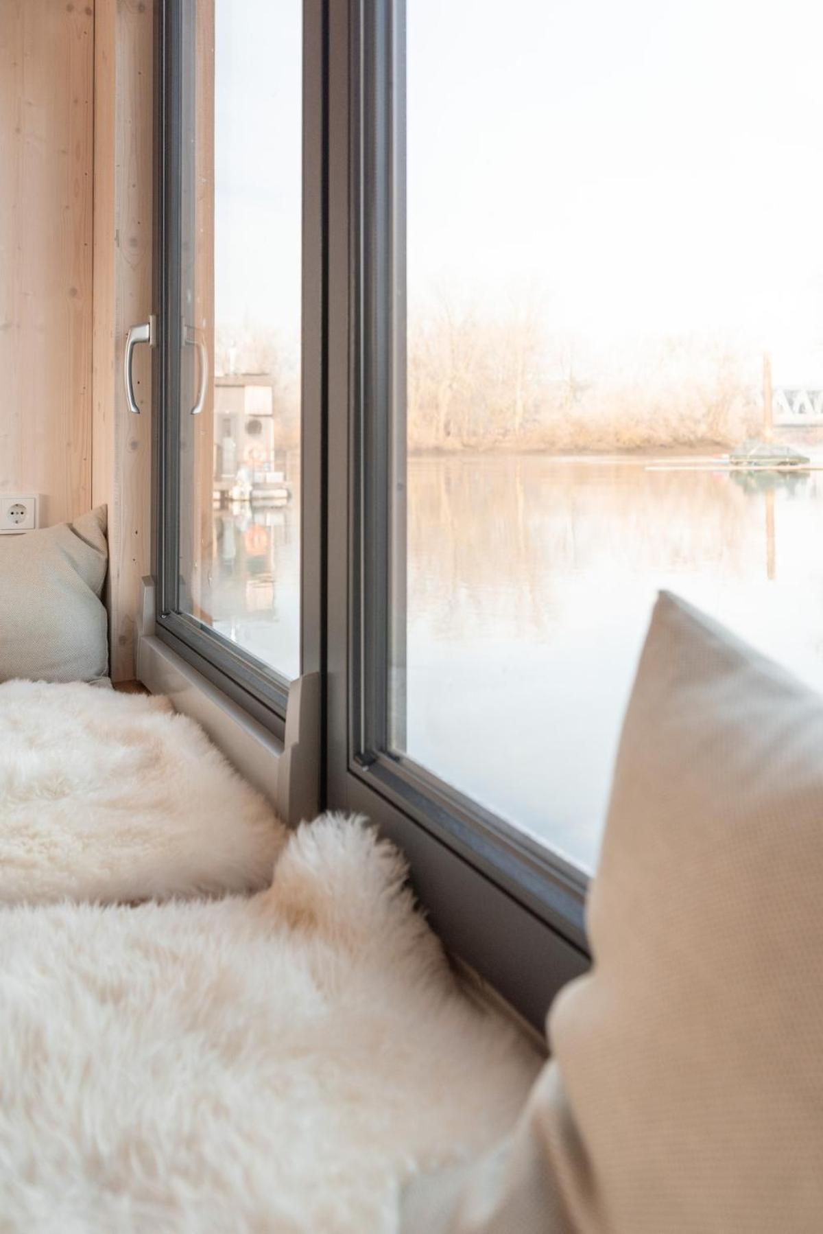 Botel Geraeumige, Hochwertiges Hausboot Petite Mit Kamin *