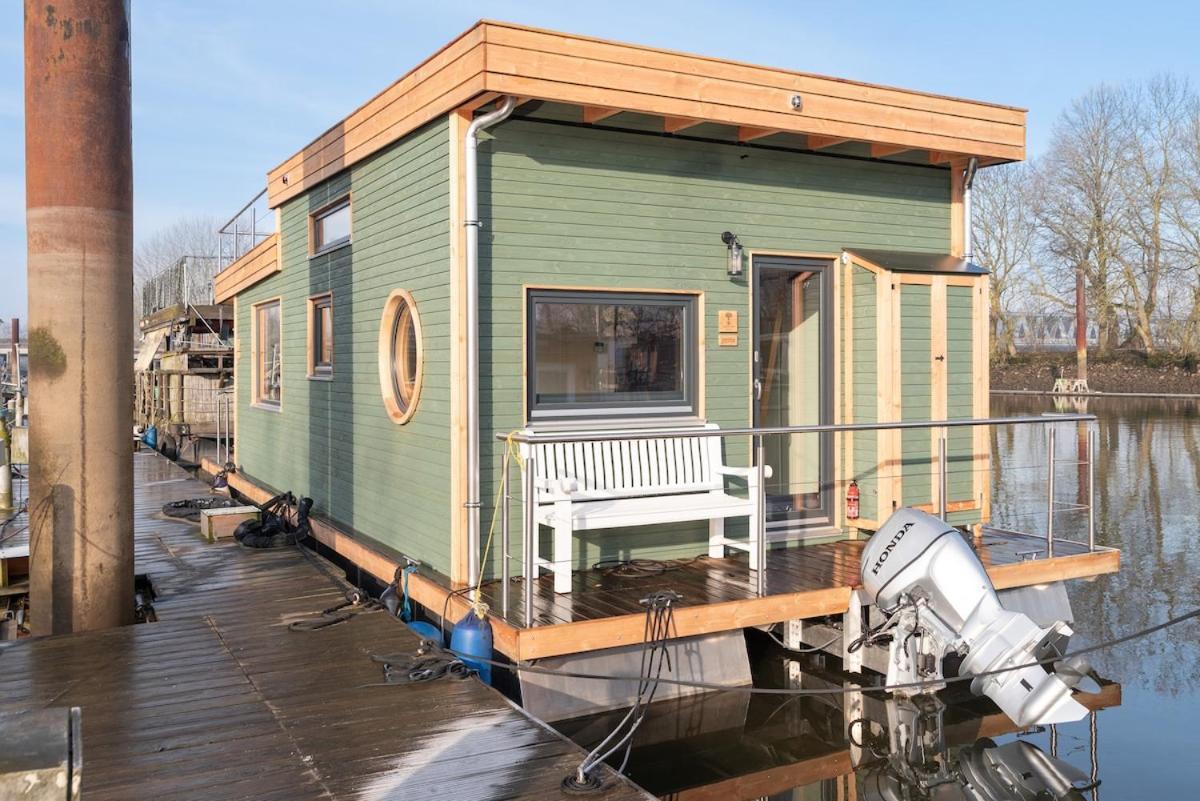Botel Geraeumige, Hochwertiges Hausboot Petite Mit Kamin *