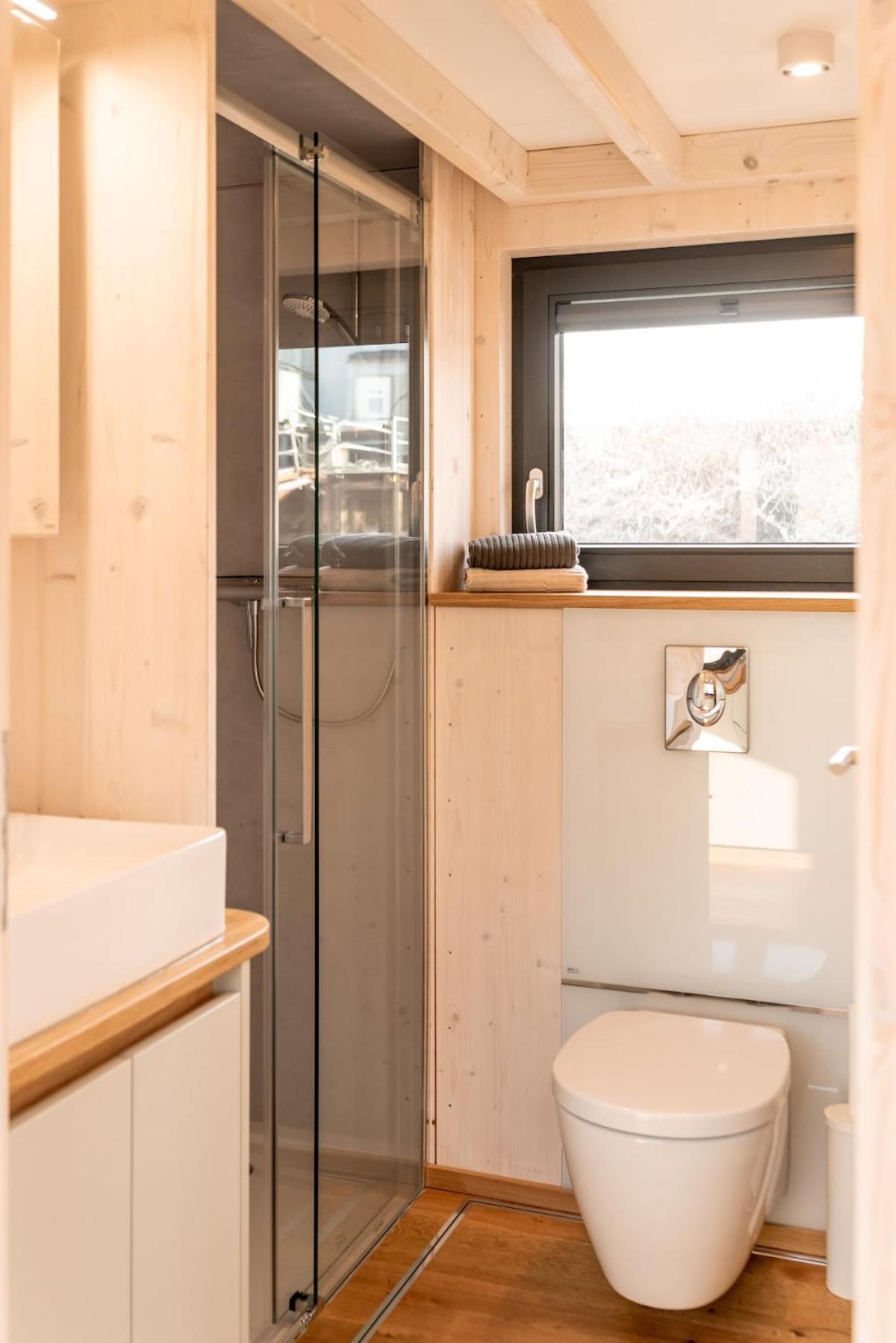 Botel Geraeumige, Hochwertiges Hausboot Petite Mit Kamin *