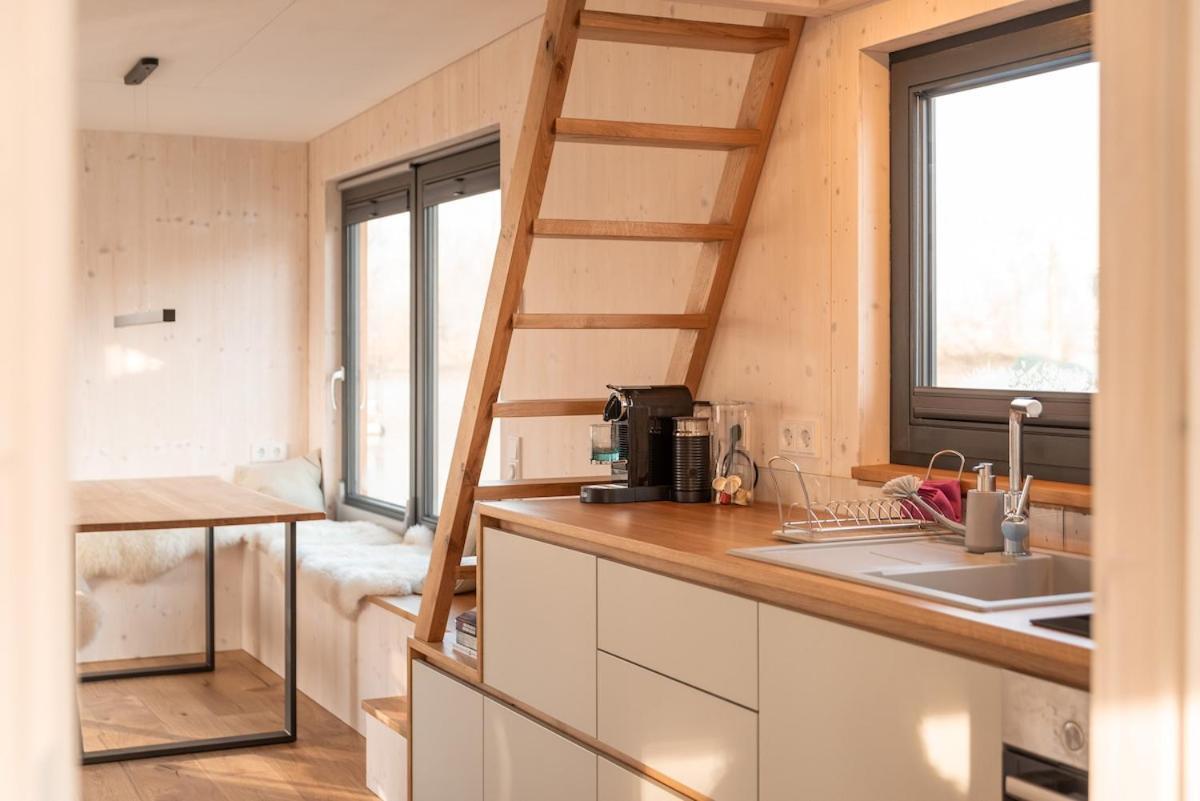 Botel Geraeumige, Hochwertiges Hausboot Petite Mit Kamin *