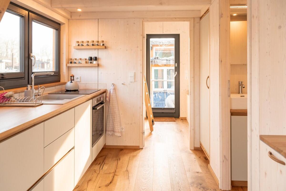 Geraeumige, Hochwertiges Hausboot Petite Mit Kamin Botel Hamburg