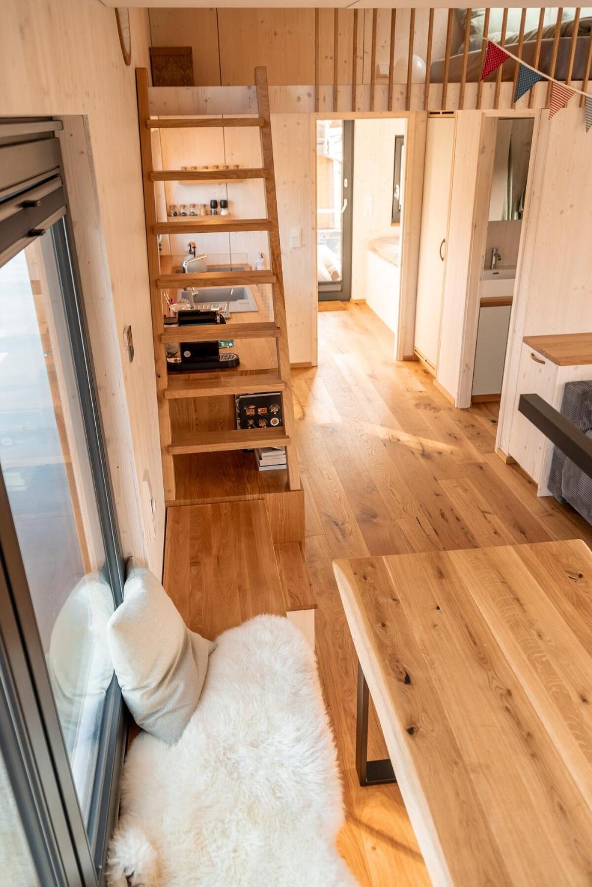 Geraeumige, Hochwertiges Hausboot Petite Mit Kamin Hamburg